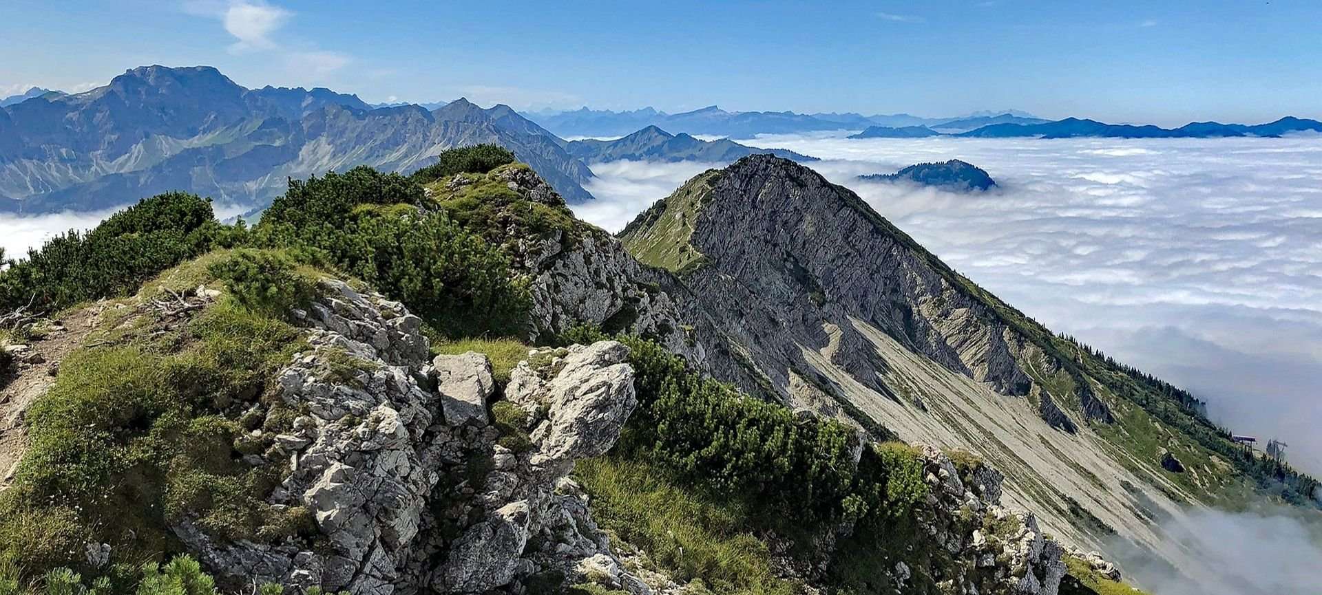 camminata in discesa in montagna